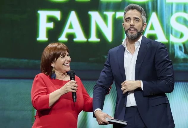 Roberto Leal con su madre en el nuevo programa Casa Fantasmas.