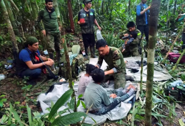 El ejército rescatando niños en la selva.