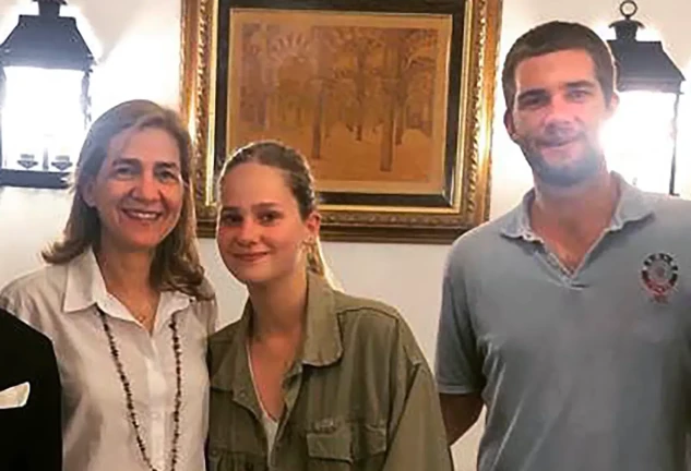 Infanta Cristina posando junto a sus hijos.