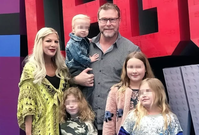 Tori Spelling y Dean McDermott junto a sus hijos.