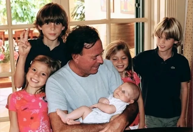 Julio Iglesias con sus hijos.