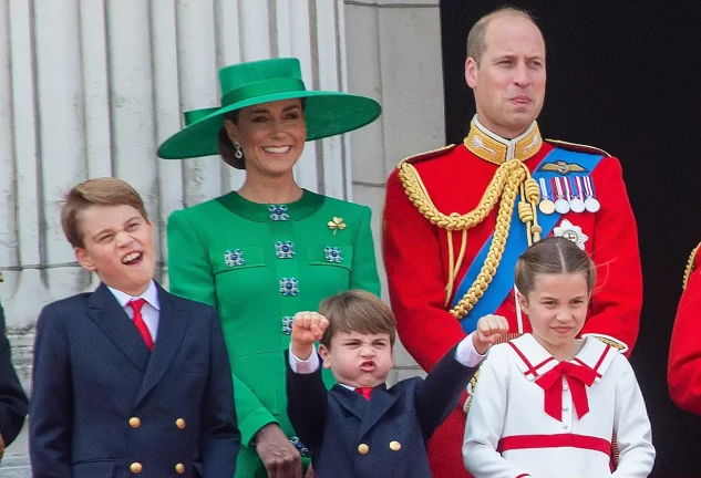 El Príncipe Guillermo junto a su esposa Kate MIddleton y a sus hijos Louis y Charlotte.