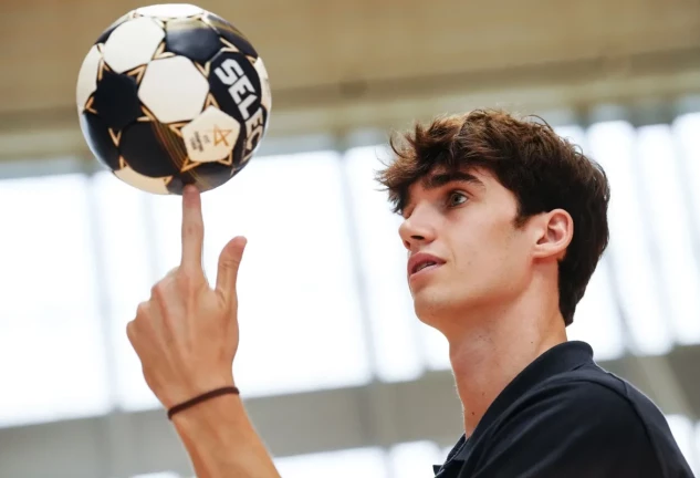 Pablo Urdangarin, con un balón de balonmano.