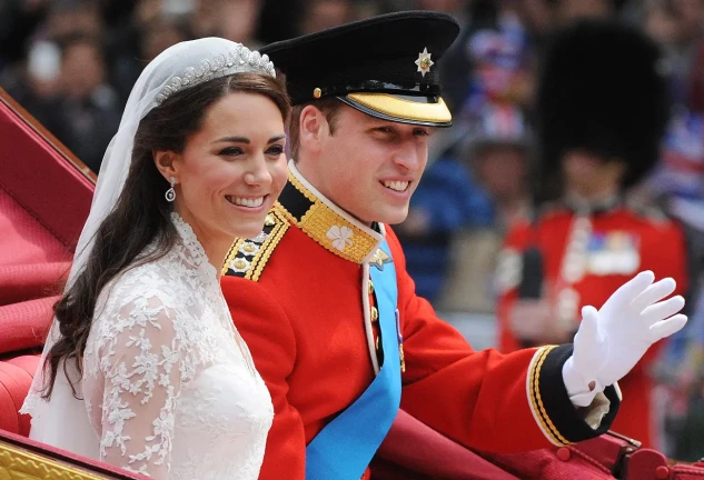 El Príncipe Guillermo y Kate Middleton saludando desde el carruaje oficial en el día de su boda.