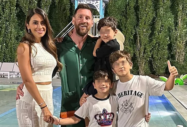 Leo Messi con su esposa Antonella y sus hijos.