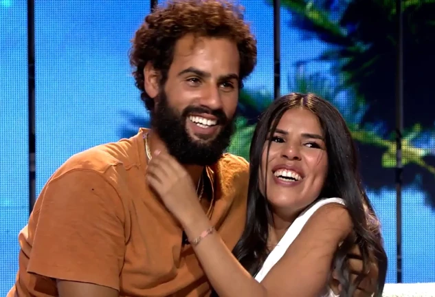 Isa Pantoja y Asraf Beno no han podido dejar de abrazarse y darse besos (Telecinco)