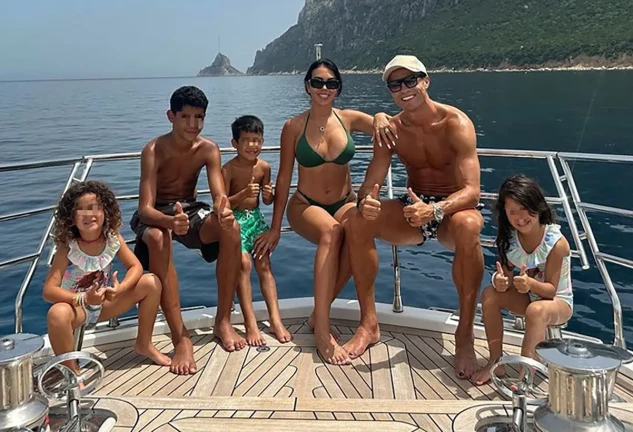 Cristiano Ronaldo y Georgina Rodríguez con sus hijos en su barco.