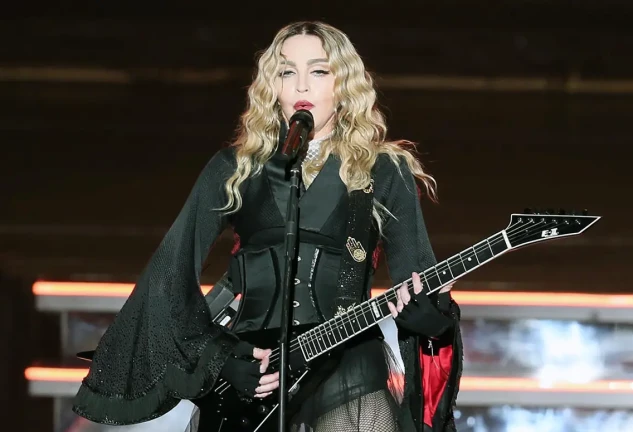 Madonna cantando en un concierto.