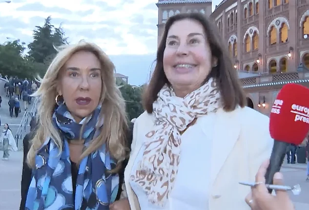 Carmen Martínez Bordiú paseando con una amiga