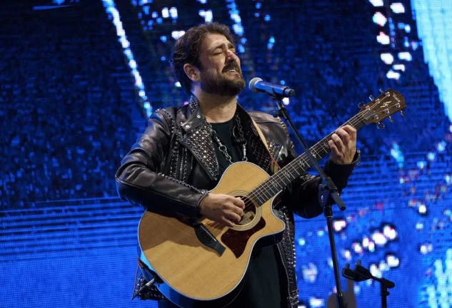 Antonio Orozco cantando con la guitarra en los Premios Dial.