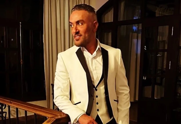 Kiko Hernández en traje blanco en una boda.