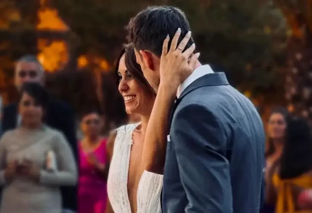 Raquel Lozano y su marido el día de su boda en julio de 2023.