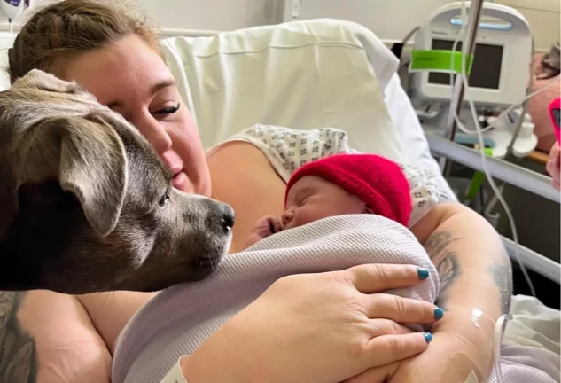 Madre autista con su bebé y la perra que la ayudó