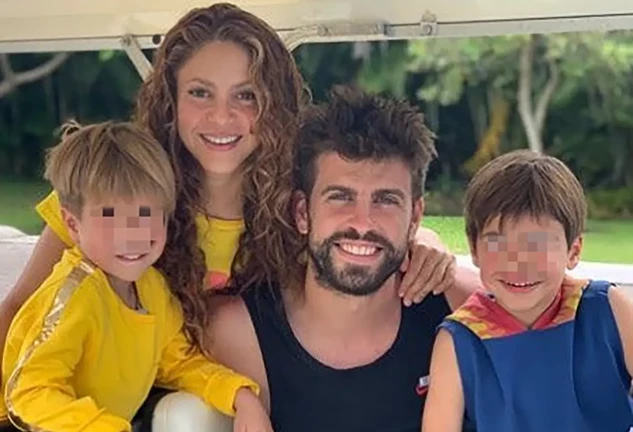 Shakira y Piqué posando con sus hijos.