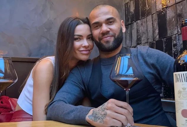 Dani Alves y Joana Sanz posando juntos