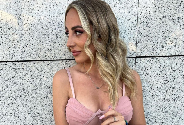 Rocío Flores con vestido rosa en una imagen de redes.