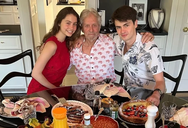 Michael Douglas desayunando con sus hijos.