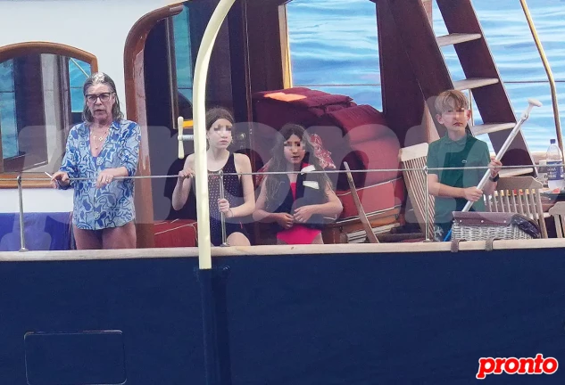 Carolina de Mónaco con sus nietos a bordo del "Pacha III".