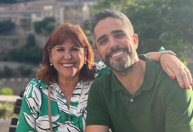 Roberto Leal en una foto con su madre, Mercedes