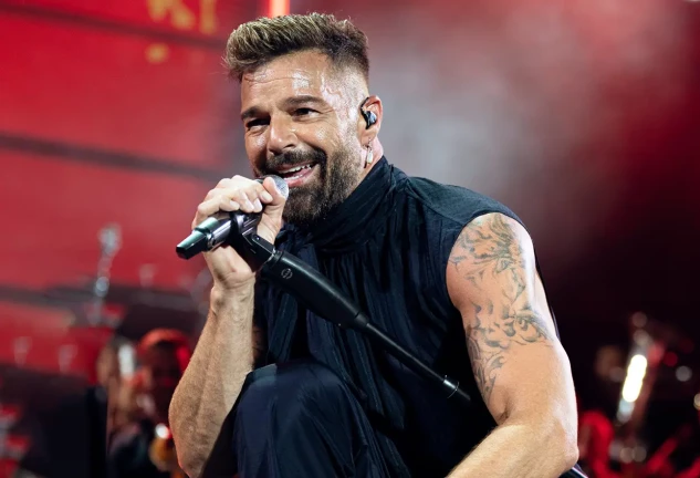 Ricky Martin cantando en uno de sus conciertos.