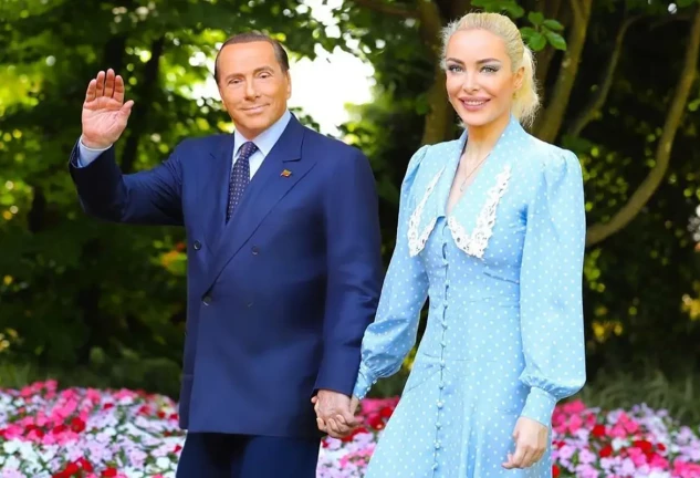 Berlusconi paseando cogido de la mano de su novia.