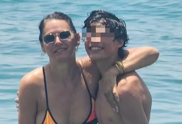 Fabiola Martínez y su hijo Carlos, en la playa.