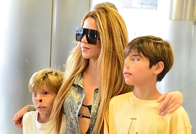 Shakira con sus hijos en el aeropuerto