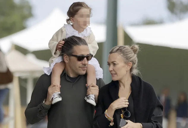 Marta Ortega paseando con su marido y su hija.