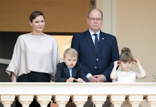 Charlen y Alberto de Mónaco en el balcón junto a sus dos hijos.