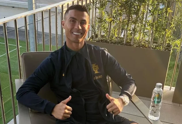 Cristiano Ronaldo con los pulgares arriba en una imagen de redes