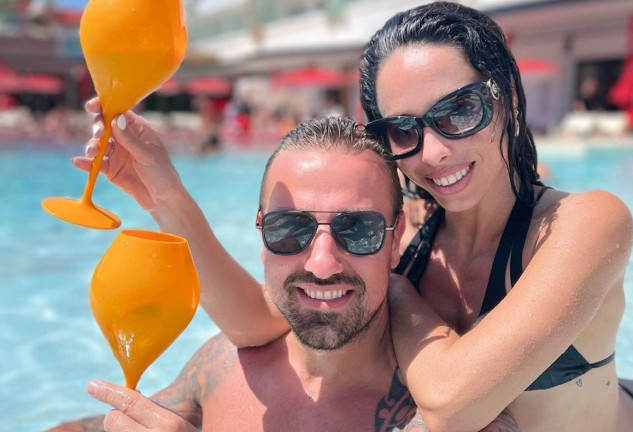 Rafa Mora y su novia Macarena en la piscina en una imagen de redes.