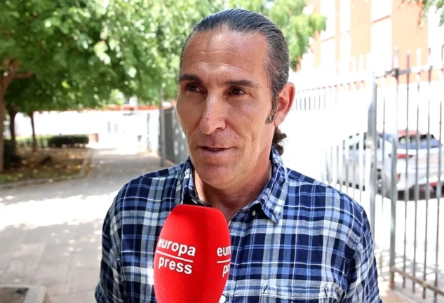 Julián Montiel, hablando con los reporteros de Europa Press.