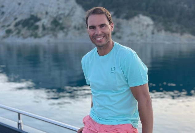 Rafa Nadal posando junto al mar