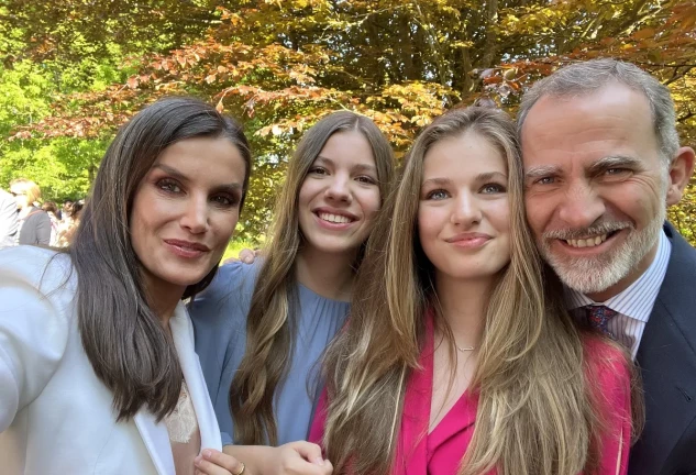 La familia real, en su famoso "selfie" en la graduación de Leonor.