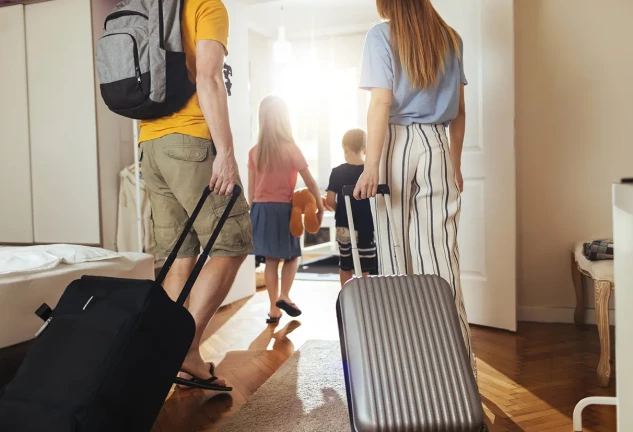 Familia saliendo de vacaciones.