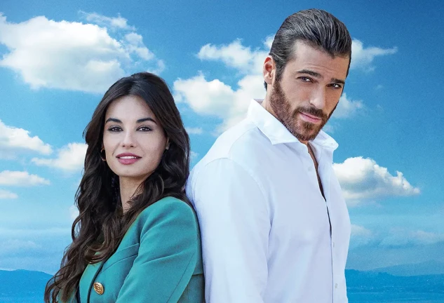 Can Yaman junto a la actriz junto a la que protagoniza su nueva serie.