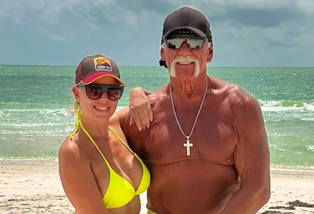 Hulk Hogan posando junto a su pareja.