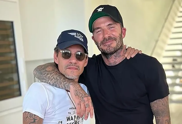 Marc Anthony y David Beckham posando juntos.