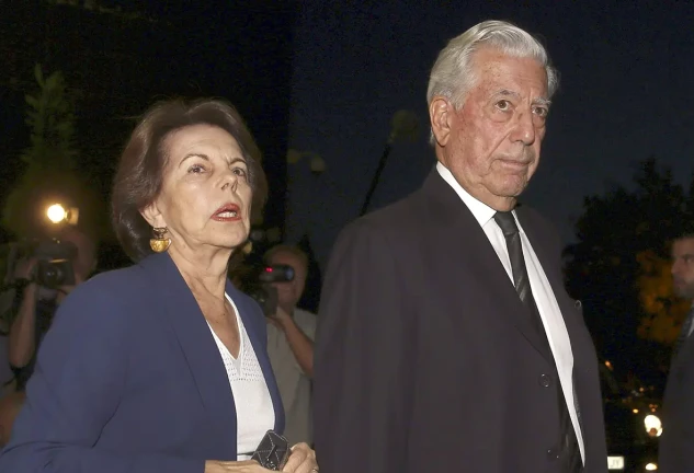 Mario Vargas Llosa con su mujer.