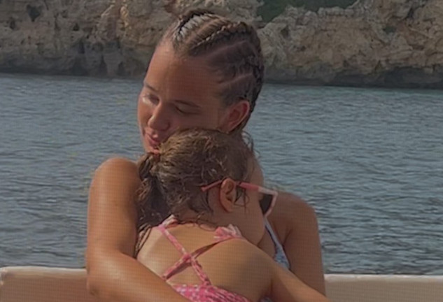 Laura Escanes con su hija Roma en un barco