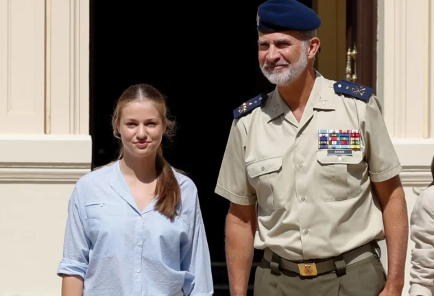 La princesa Leonor en Zaragoza junto a su padre.