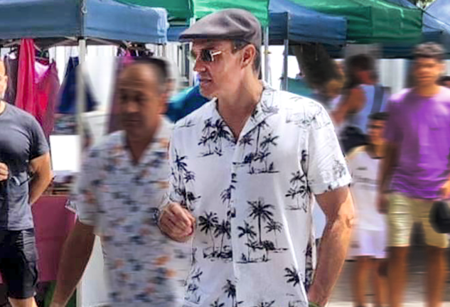 Pedro Sanchez paseando