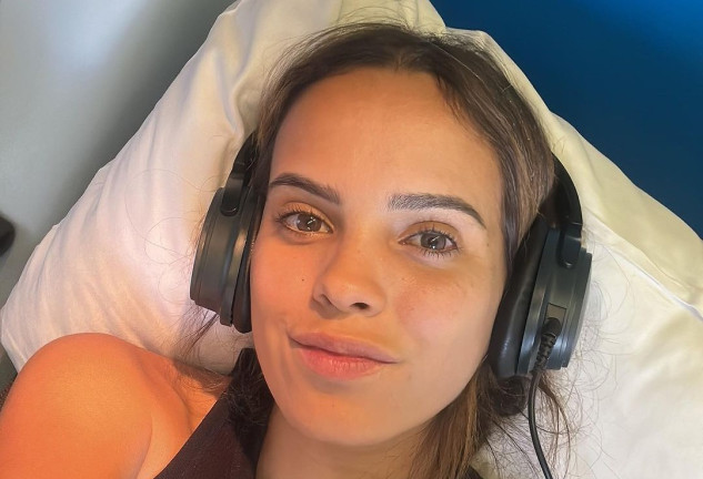 Gloria Camila Ortega con auriculares (redes)