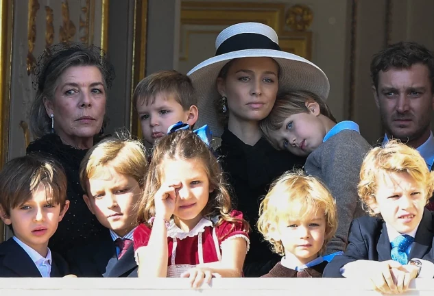 Carolina de Mónaco, junto a sus siete nietos, su hijo Pierre y su nuera, Beatrice Borromeo.