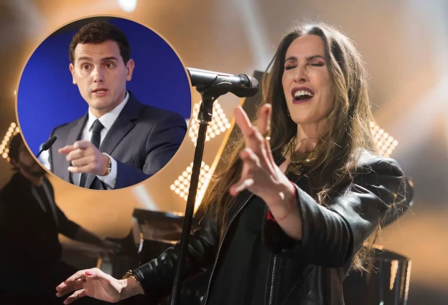 Malú cantando en el escenario en un montaje con Albert Rivera