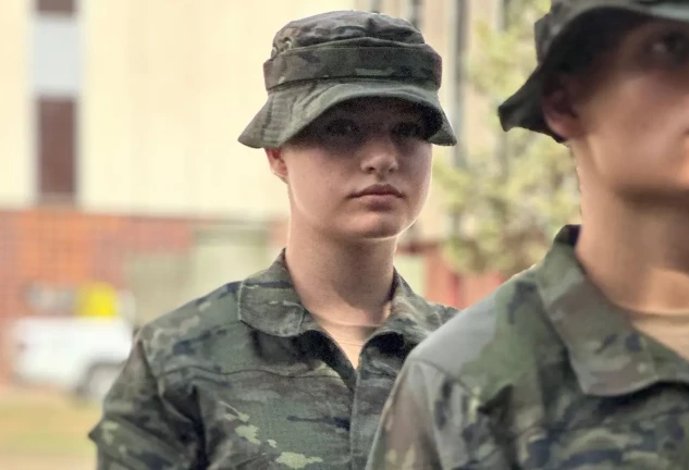 La princesa Leonor vestida con su uniforme militar