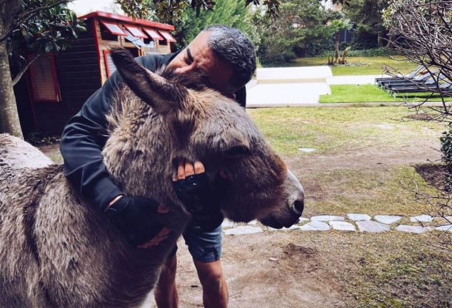 Jorge Javier Vázquez abrazando a su burro, Fortunato.