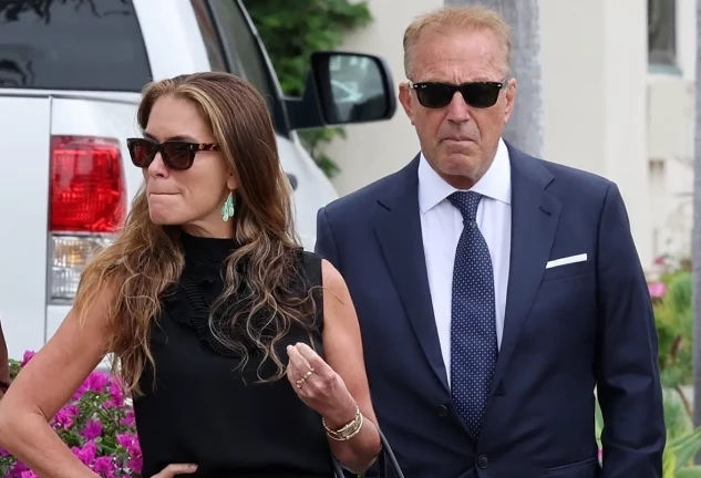 Kevin Costner y su exmujer después de un juicio