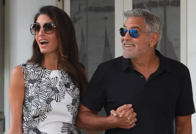 Amal y George paseando por Venecia.