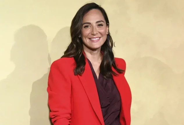 Tamara Falcó en una imagen de photocall con traje rojo